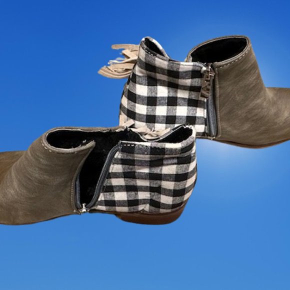 💗HOST PICK💗 Distressed Plaid & Fringe Bootie  4145 NWT Boutique - Picture 5 of 9